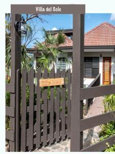 una valla de madera delante de una casa en VILLA DEL SOLE, en Virgin Gorda 2 fotos más
