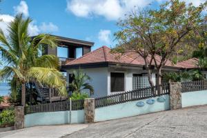 una casa con una valla delante en VILLA DEL SOLE, en Virgin Gorda