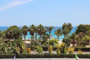 uitzicht op het strand vanaf het resort bij Hotel Bulla Regia in Fontane Bianche