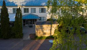 un cartel frente a un edificio con hotel en Strandnäs Hotell, en Mariehamn
