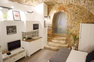 ein Schlafzimmer mit einer Steinwand und einer Steintreppe in der Unterkunft Girona Catedral in Girona