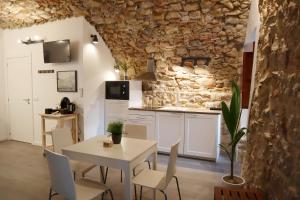 uma cozinha e sala de jantar com mesa e cadeiras em Girona Catedral em Girona