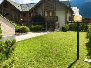 una casa con una lámpara en el césped en Chalet Bormino 5, en Bormio