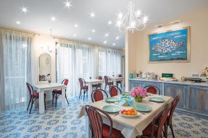 comedor con mesa y algunas sillas en Kiss-Henézi Guest House, en Keszthely