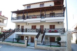 budynek z balkonami i schodami w obiekcie VILA NIKOLETA w mieście Ierissós