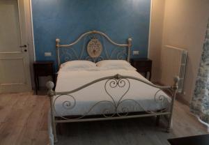 A bed or beds in a room at Casa Sofia