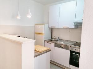 Cuisine ou kitchenette dans l'établissement Apartments Valiža 2