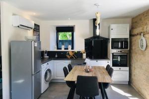 Kuchyň nebo kuchyňský kout v ubytování Lou Niou De Ribillou