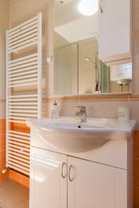 スルニにあるGreen Oaseのバスルーム(白い洗面台、鏡付)