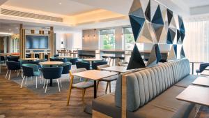 Ο χώρος του lounge ή του μπαρ στο Holiday Inn Express Oxford Kassam Stadium, an IHG Hotel