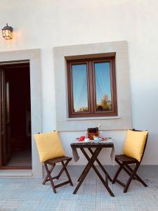 un patio con mesa y 2 sillas en Olivandro, en Casale Modica
