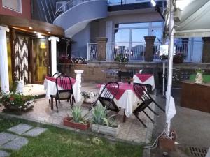 a patio with a table and chairs in a house at Hotel La Carina in Grottaminarda