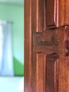 uma porta de madeira com uma placa que diz vernesippi em Pousada Recanto Lagoa Azul em Baixio