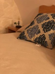 Postel nebo postele na pokoji v ubytování Il Galletto Viola, luxury room & suite