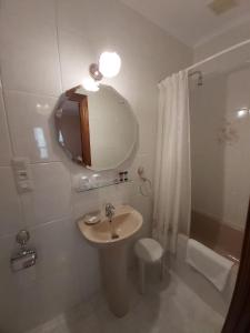 y baño con lavabo, espejo y ducha. en Pension Lorea, en San Sebastián