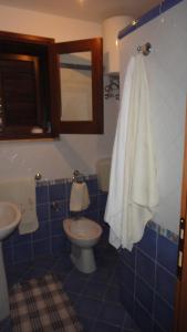 W łazience znajduje się toaleta, umywalka i ręcznik. w obiekcie Appartamenti Za Barbara w mieście Lampedusa