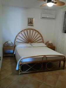 um quarto com uma cama grande e uma ventoinha em Appartamenti Za Barbara em Lampedusa
