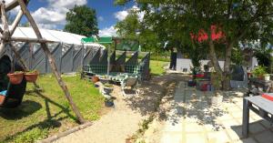 耶萊尼亞古拉的住宿－Domek w Karkonoszach pod Zamkiem Chojnik，帐篷旁的花园,花园内摆放着椅子和盆栽植物