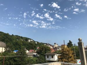 - une vue sur une ville avec un ciel bleu dans l'établissement Guest House Berezhok, à Loo
