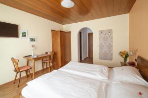Letto o letti in una camera di Hotel Garni Brigitte