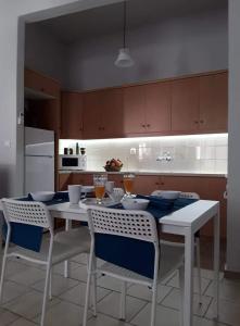 eine Küche mit einem Tisch und einigen Stühlen sowie eine Küche mit in der Unterkunft Art apartment in Antikes Epidauros