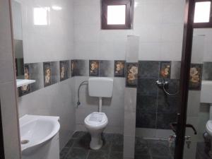 un baño con inodoro y lavabo en The sweet house, en Vama Veche