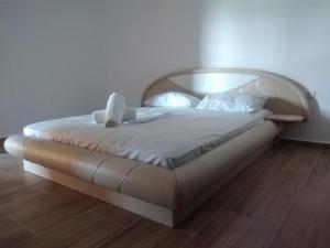 una cama con cabecero en una habitación en The sweet house, en Vama Veche