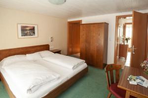 Letto o letti in una camera di Hotel Garni Brigitte