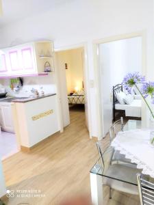 kuchnia oraz salon ze stołem i kuchnią w obiekcie Cofineta Apartment w Korfu