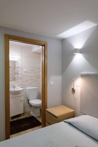 - une chambre avec une salle de bains pourvue de toilettes et d'un lavabo dans l'établissement MAGNIFIKSTYLE - Alojamento Local 1, à Guarda