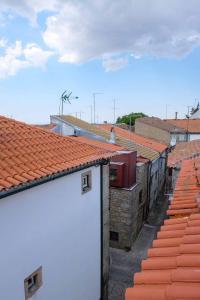 un groupe de bâtiments avec un toit orange et un ciel dans l'établissement MAGNIFIKSTYLE - Alojamento Local 1, à Guarda