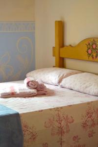 Hostel Tiradentes في تيرادينتيس: غرفة نوم بسريرين عليها مناشف