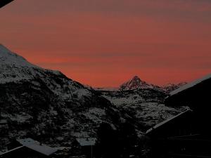Uma vista geral da montanha ou uma vista da montanha a partir do apartamento