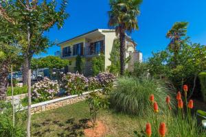 ein Haus mit Garten davor in der Unterkunft Apartment Complex Villa Dolce Maro Porec in Poreč