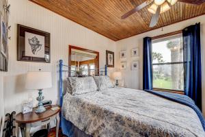 Gallery image of Atlantic Shores Getaway steps from Jax Beach Private House Pet Friendly Near to the Mayo Clinic - UNF - TPC Sawgrass - Convention Center - Shopping Malls - Under 3 Hours from DISNEY in Jacksonville Beach