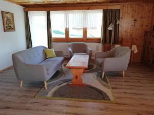 Uma área de estar em Chalet Hedy Ferienwohnung