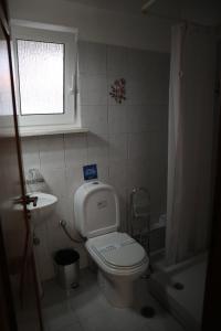 Baðherbergi á Delphin Rooms Sivota