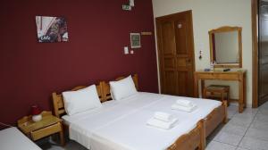 Rúm í herbergi á Delphin Rooms Sivota