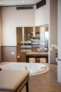 uma cozinha com uma grande banheira branca num quarto em La Locanda Del Conte Mameli em Olbia