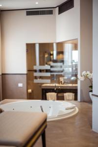 una cocina con una gran bañera blanca en una habitación en La Locanda Del Conte Mameli, en Olbia