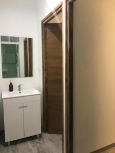セトゥーバルにあるVarandas&Colinasのバスルーム(洗面台、鏡付)