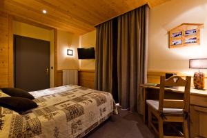 Postel nebo postele na pokoji v ubytování Logis Hotel & Spa Beau-Site