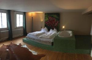 Hotel Löwen في لار: غرفة نوم فيها سرير ومغسلة