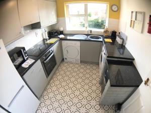 Kuchyň nebo kuchyňský kout v ubytování Ardenlee - Stylish 3 bed apt close to city, parking and WIFI