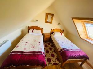 Ένα ή περισσότερα κρεβάτια σε δωμάτιο στο Westhall Cottage