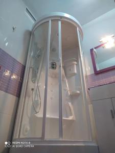 prysznic w łazience ze szklanymi drzwiami w obiekcie Apartamento Santa Ana Ronda w mieście Ronda