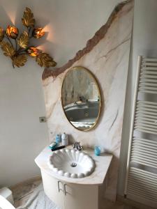 bagno con lavandino e specchio di Château Les Tourelles a Bertrix