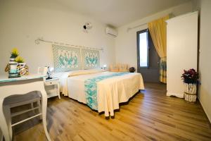 1 dormitorio con 1 cama y suelo de madera en Hotel Made en Posada