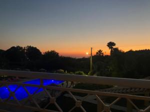 - un coucher de soleil depuis le balcon d'une maison dans l'établissement Mythos apts rentit, à Agios Stefanos