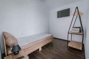 a bedroom with a bed and a tv on a wall at Sunset Inn in Sîngeorgiu de Mureş